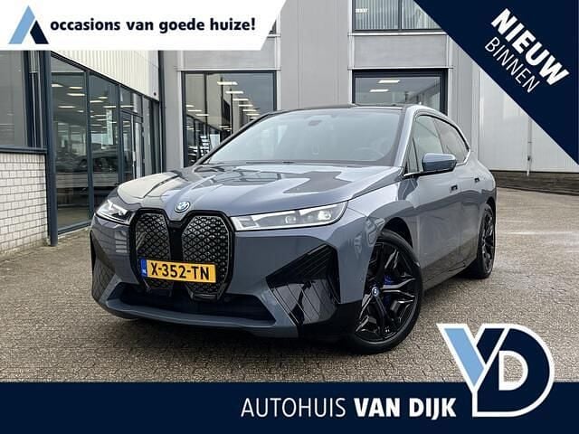 Grijs Occasion 2024 BMW iX SUV | € 66.850 (Eerlijke prijs) - Afbeelding 1/4