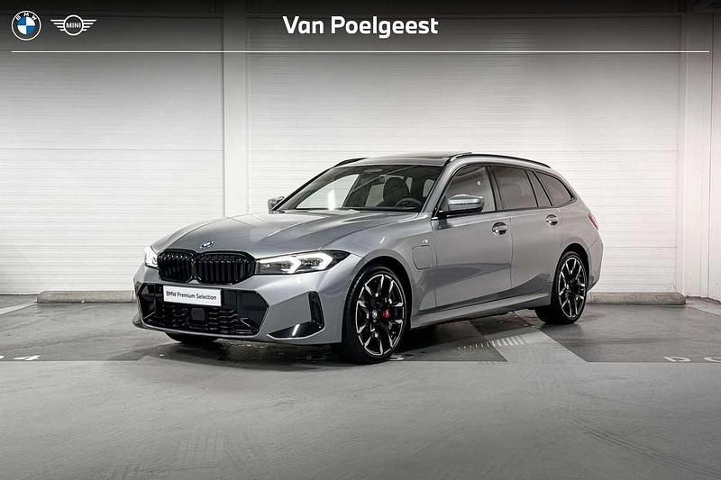 Skyscraper (licht grijs) Gebruikt 2024 BMW 330e M Sport Stationwagen | € 52.900 (Eerlijke prijs) - Afbeelding 1/4