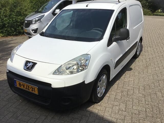 Wit Gebruikt 2010 Peugeot Partner MPV | € 2.900 (Eerlijke prijs) - Afbeelding 1/4
