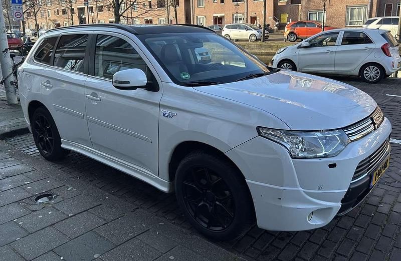 Wit Occasion 2014 Mitsubishi Outlander P-HEV Edition Stationwagen | € 6.950 (Super prijs) - Afbeelding 1/4