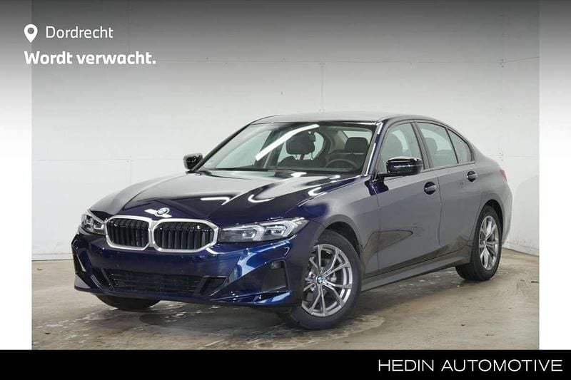Blauw Gebruikt 2024 BMW 318 Shadowline Sedan | € 39.895 (Eerlijke prijs) - Afbeelding 1/3