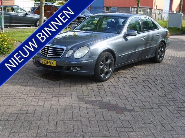 Grijs (metallic) Gebruikt 2008 Mercedes E320 Avantgarde Sedan | € 7.750 (Eerlijke prijs) - Afbeelding 1/4