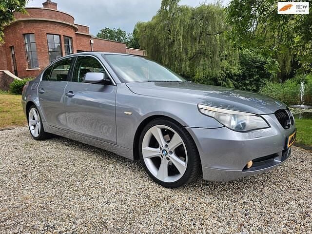 Grijs Gebruikt 2005 BMW 520 Sedan | € 3.999 (Eerlijke prijs) - Afbeelding 1/4