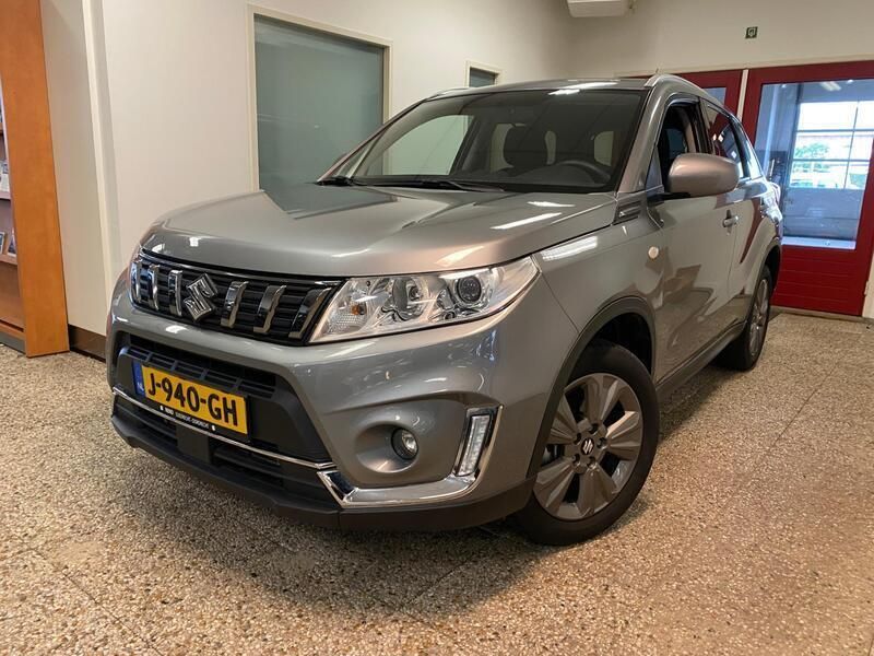 Grijs Gebruikt 2020 Suzuki Vitara SUV | € 20.499 (Eerlijke prijs) - Afbeelding 1/4