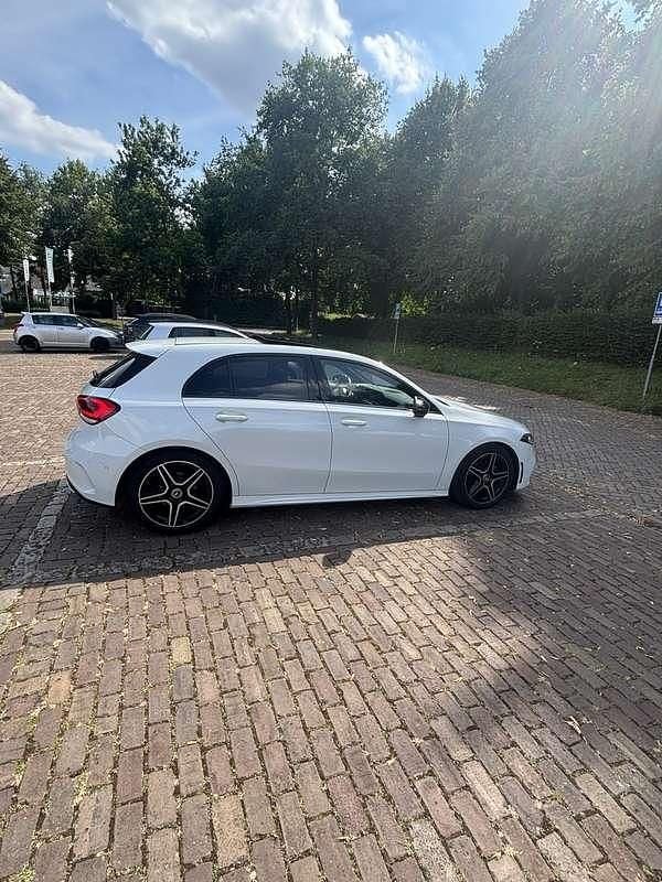 Wit Gebruikt 2020 Mercedes A180 Premium Plus Hatchback | € 26.995 (Eerlijke prijs) - Afbeelding 1/4