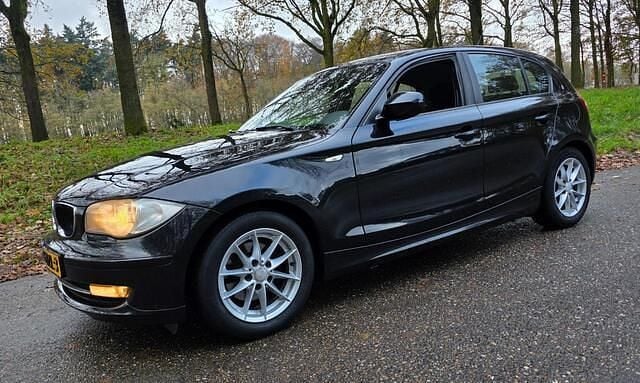 Zwart Gebruikt 2010 BMW 118 Hatchback | € 1.950 (Super prijs) - Afbeelding 1/4