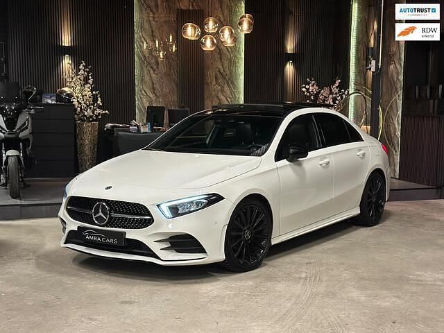 Wit Occasion 2019 Mercedes A200 AMG Sedan | € 28.500 (Iets duurder) - Afbeelding 1/4
