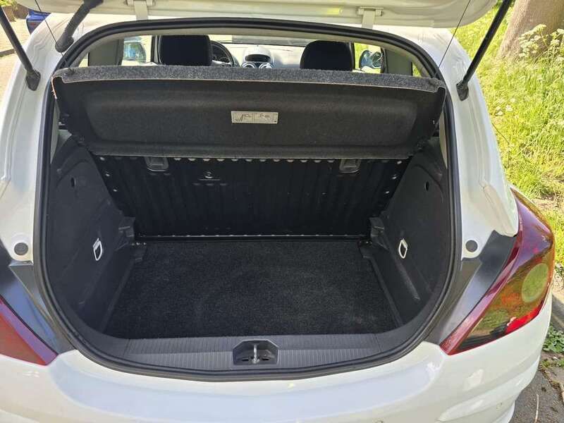 Wit Gebruikt 2010 Opel Corsa Hatchback | € 3.200 (Eerlijke prijs) - Afbeelding 1/4