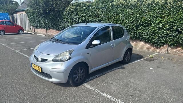 Grijs Gebruikt 2007 Toyota Aygo Hatchback | € 950 (Goede deal) - Afbeelding 1/4