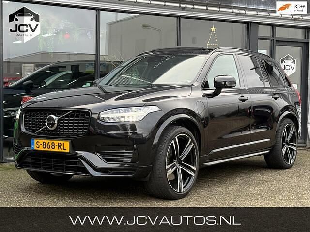 Zwart (metallic) Occasion 2022 Volvo XC90 R-Design SUV | € 44.888 (Eerlijke prijs) - Afbeelding 1/4
