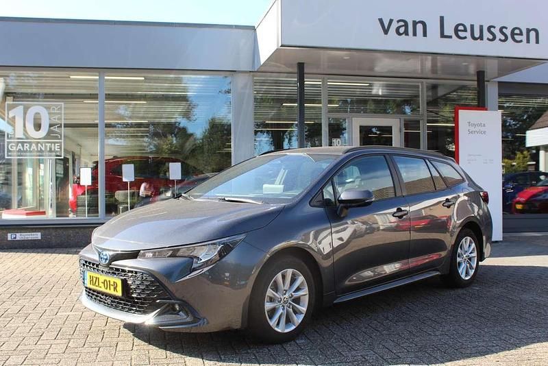 , metallic lak Gebruikt 2024 Toyota Corolla Stationwagen | € 28.390 (Goede deal) - Afbeelding 1/4