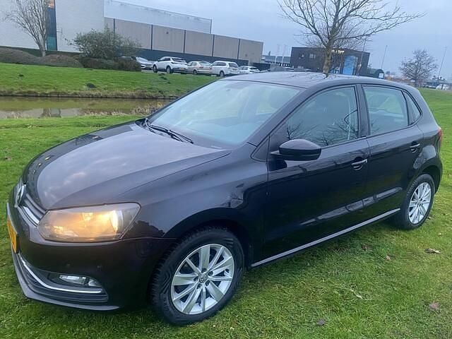 Zwart Occasion 2015 VW Polo Highline Hatchback | € 4.750 (Super prijs) - Afbeelding 1/4