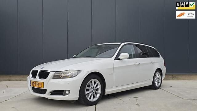 Wit Gebruikt 2010 BMW 320 Stationwagen | € 6.999 (Eerlijke prijs) - Afbeelding 1/4
