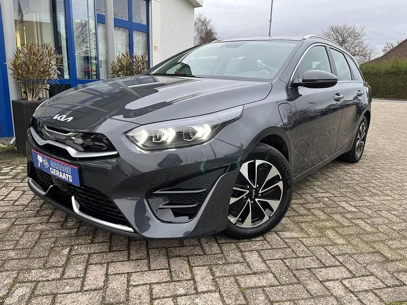 Grijs Gebruikt 2022 Kia Ceed Hatchback | € 22.750 (Eerlijke prijs) - Afbeelding 1/4