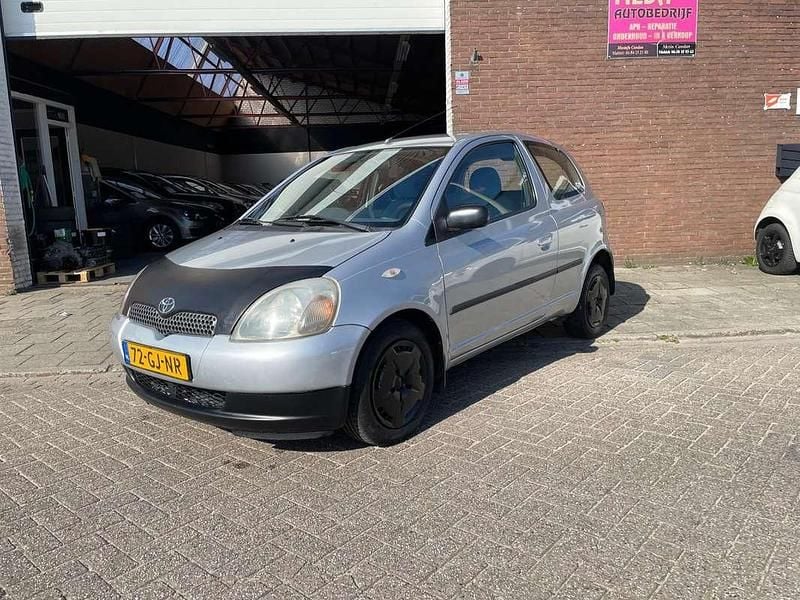 Grijs, metallic lak Gebruikt 2000 Toyota Yaris Luna Hatchback | € 1.399 (Eerlijke prijs) - Afbeelding 1/4
