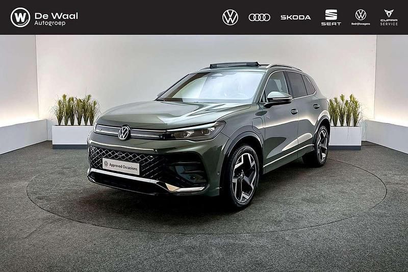 Cipressino green metallic Occasion 2024 VW Tiguan R-line Edition SUV | € 49.900 (Eerlijke prijs) - Afbeelding 1/3