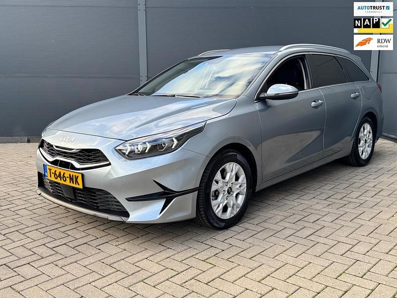Grijs Gebruikt 2023 Kia Ceed Stationwagen | € 17.950 (Goede deal) - Afbeelding 1/4