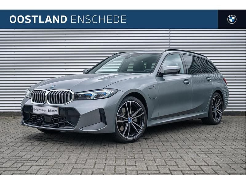 Grijs Gebruikt 2023 BMW 330e Executive Stationwagen | € 46.450 (Eerlijke prijs) - Afbeelding 1/4
