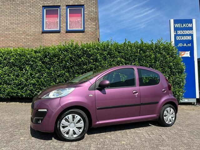 Paars, metallic lak Gebruikt 2012 Peugeot 107 Active Hatchback | € 3.499 (Goede deal) - Afbeelding 1/4