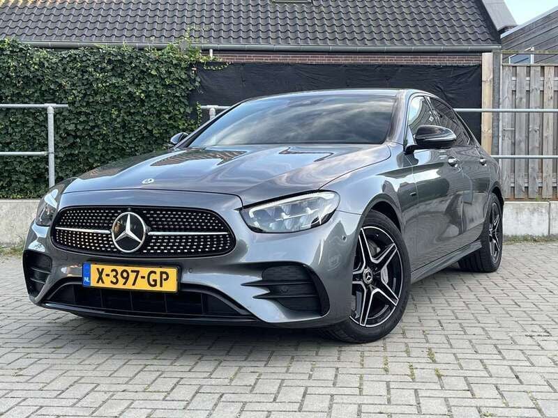 Grijs Gebruikt 2020 Mercedes E300 AMG Sedan | € 35.750 (Eerlijke prijs) - Afbeelding 1/4