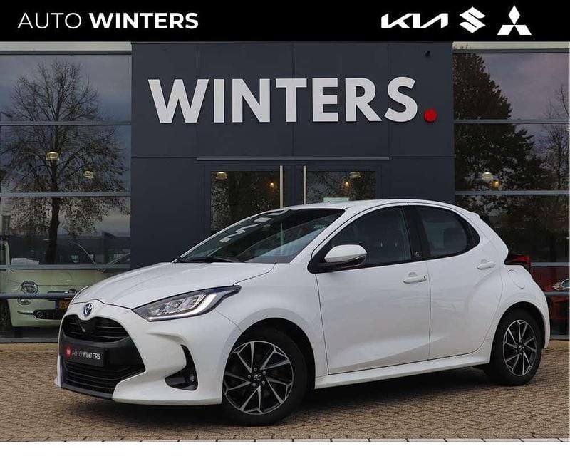 Wit Occasion 2022 Toyota Yaris Hybrid Hatchback | € 21.920 (Iets duurder) - Afbeelding 1/4
