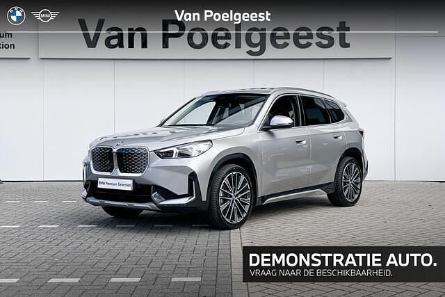 Spacesilber metallic (grijs metallic) Gebruikt 2025 BMW iX1 Comfort Edition SUV | € 45.900 - Afbeelding 1/4