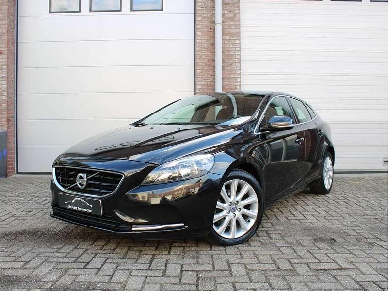 Zwart Gebruikt 2015 Volvo V40 Momentum Stationwagen | € 11.500 (Eerlijke prijs) - Afbeelding 1/4