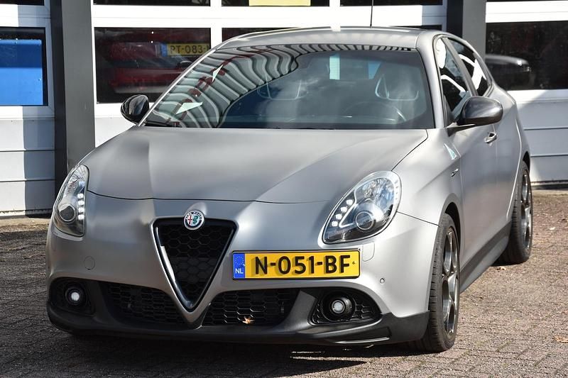 Grijs Gebruikt 2014 Alfa Romeo Giulietta Quadrifoglio Verde Hatchback | € 15.995 - Afbeelding 1/4