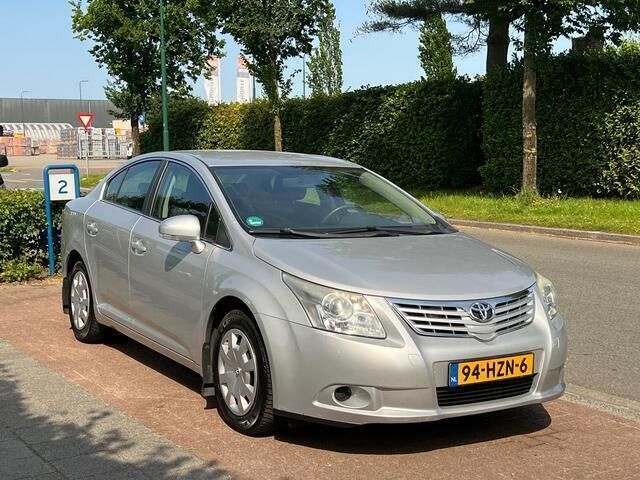 Grijs, metallic lak Gebruikt 2009 Toyota Avensis Comfort Sedan | € 5.850 (Goede deal) - Afbeelding 1/4