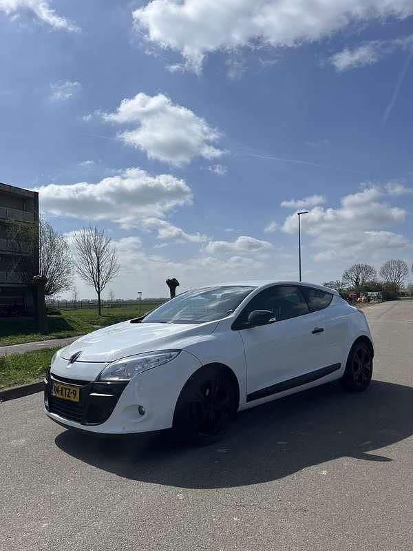 Wit Occasion 2010 Renault Mégane Coupé Dynamique Coupé | € 4.500 (Eerlijke prijs) - Afbeelding 1/4