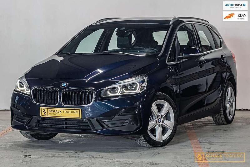 Blauw, metallic lak Gebruikt 2018 BMW 225 Active Tourer iPerformance MPV | € 14.950 (Eerlijke prijs) - Afbeelding 1/4