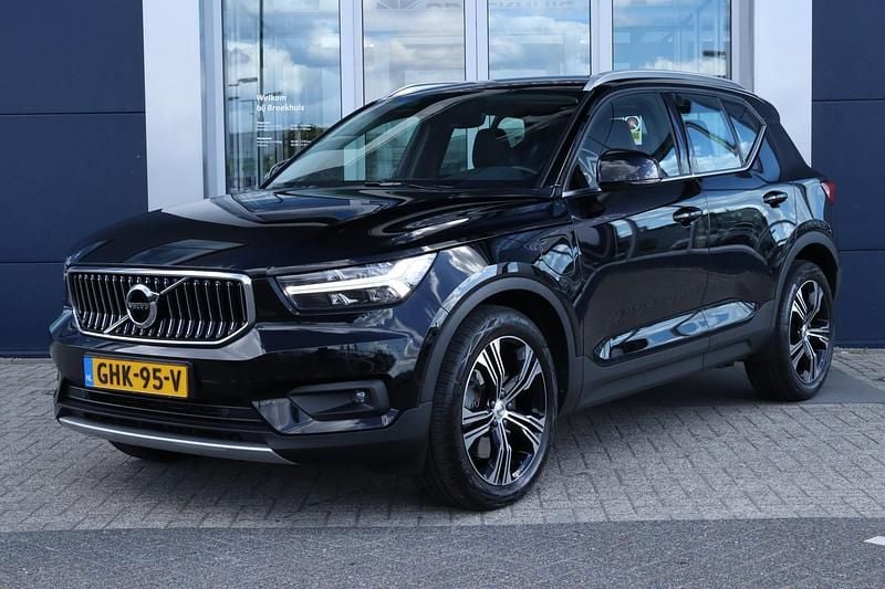 Zwart Gebruikt 2021 Volvo XC40 Inscription SUV | € 31.895 (Eerlijke prijs) - Afbeelding 1/4