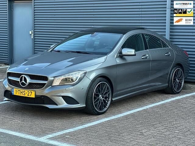 Grijs Gebruikt 2014 Mercedes CLA200 Ambition Sedan | € 15.995 (Eerlijke prijs) - Afbeelding 1/4