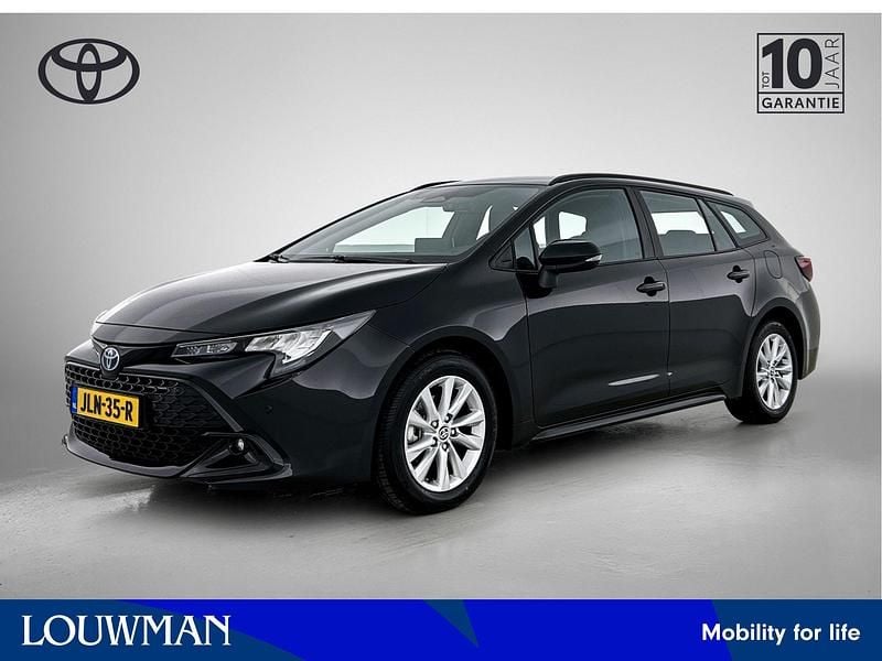 Zwart Occasion 2025 Toyota Corolla Hybrid Active Stationwagen | € 31.945 (Eerlijke prijs) - Afbeelding 1/4