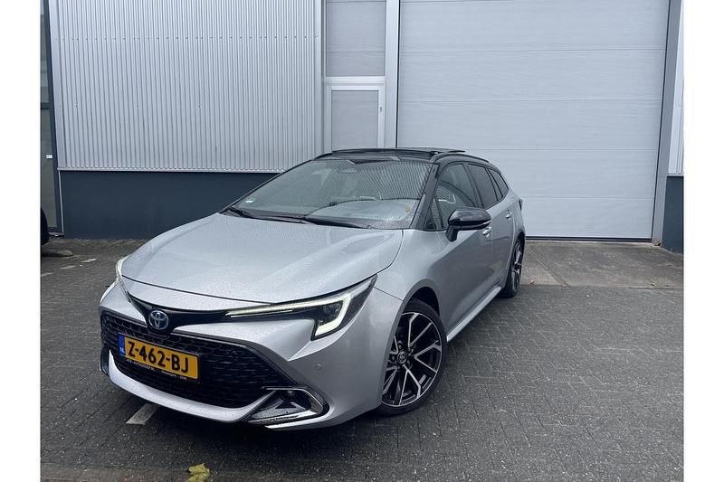Grijs Gebruikt 2024 Toyota Corolla Premium Stationwagen | € 38.844 (Duur) - Afbeelding 1/1