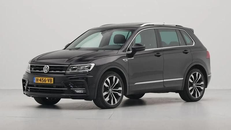 Deep black Gebruikt 2020 VW Tiguan Highline SUV | € 30.940 - Afbeelding 1/4