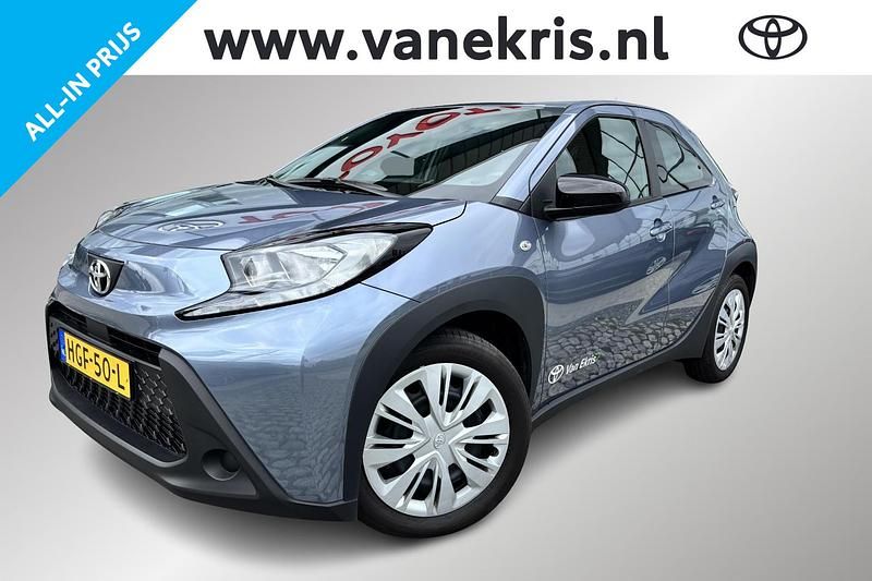 Grijs Nieuw 2025 Toyota Aygo X Play SUV | € 21.090 - Afbeelding 1/4