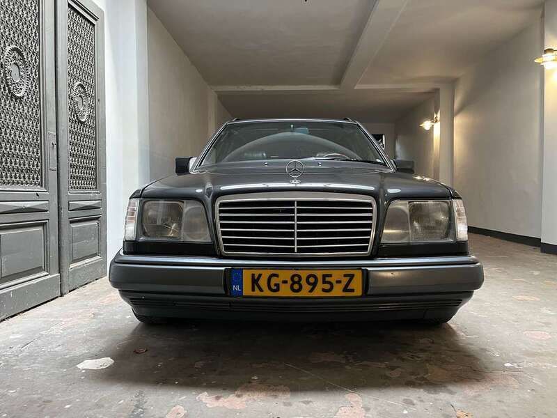 Grijs Gebruikt 1996 Mercedes E320 Stationwagen | € 17.750 - Afbeelding 1/4