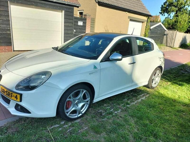 Wit Gebruikt 2011 Alfa Romeo Giulietta Distinctive Hatchback | € 7.450 (Eerlijke prijs) - Afbeelding 1/4