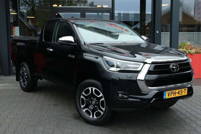 Zwart, metallic lak Gebruikt 2022 Toyota HiLux Comfort Pickup | € 42.344 (Iets duurder) - Afbeelding 1/4