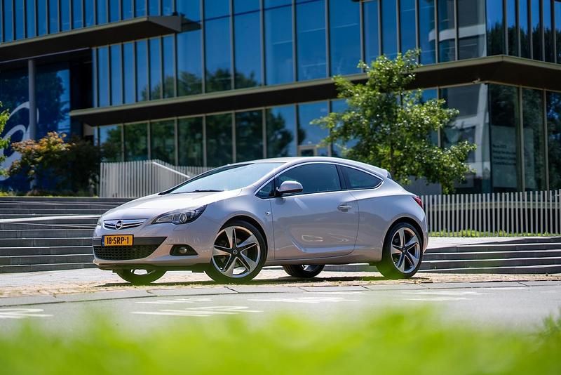 Wit (metallic) Occasion 2011 Opel Astra GTC Sport Hatchback | € 6.000 (Duur) - Afbeelding 1/4