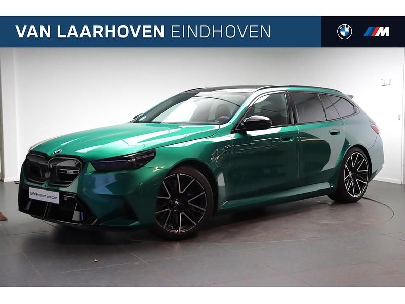 Groen Gebruikt 2025 BMW M5 Comfort Edition Stationwagen | € 138.950 - Afbeelding 1/4