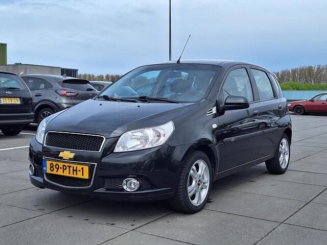 Zwart (metallic) Occasion 2011 Chevrolet Aveo LS Hatchback | € 2.850 (Eerlijke prijs) - Afbeelding 1/4
