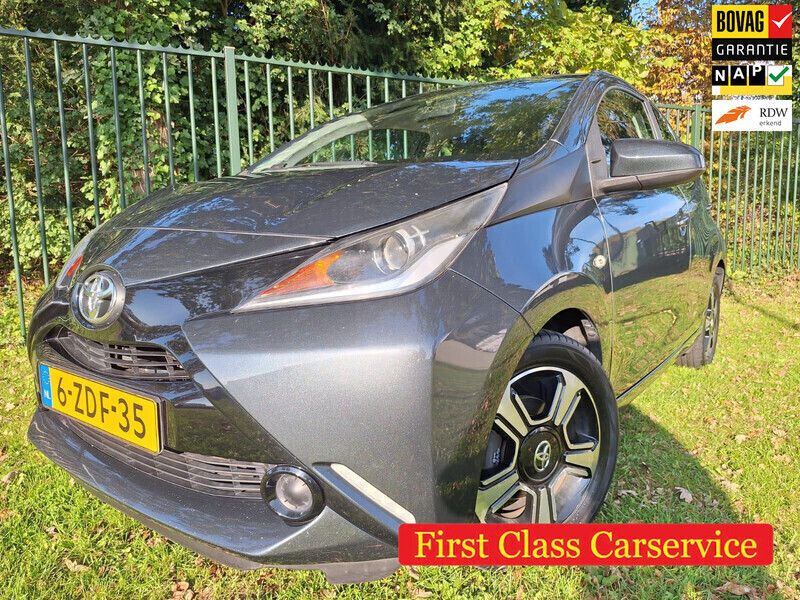 Grijs Gebruikt 2014 Toyota Aygo X-play Hatchback | € 5.800 (Iets duurder) - Afbeelding 1/4