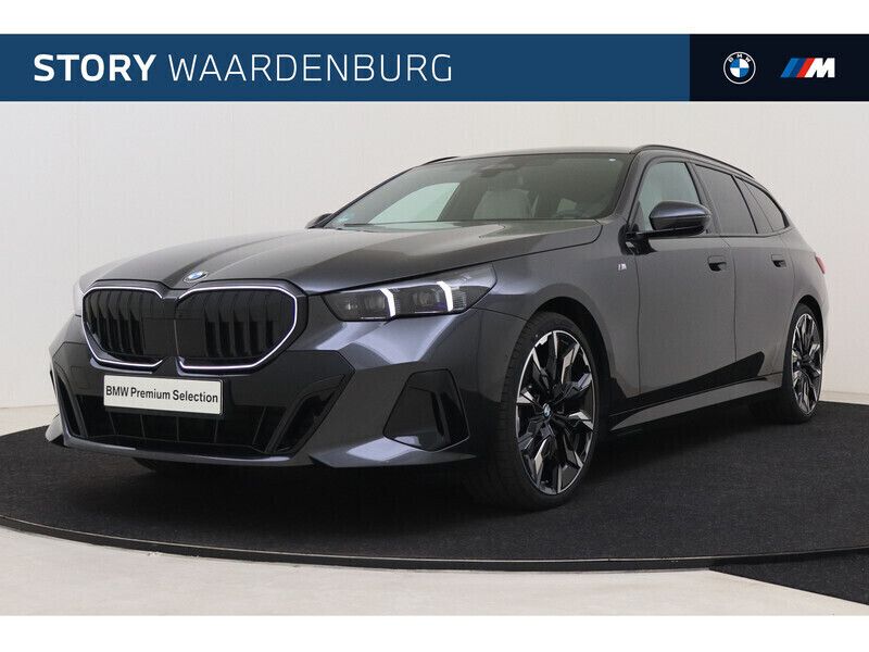 Grijs Gebruikt 2024 BMW 520 M Sport Stationwagen | € 79.850 - Afbeelding 1/4