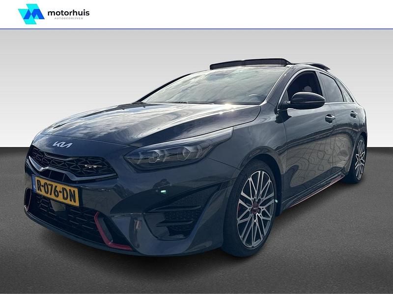 Grijs Occasion 2022 Kia ProCeed GT Hatchback | € 29.945 (Eerlijke prijs) - Afbeelding 1/4