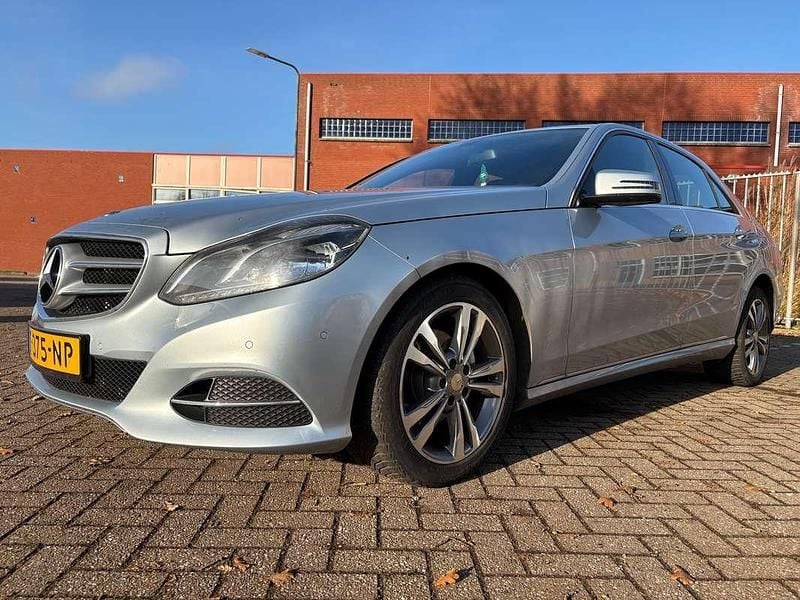 Grijs Occasion 2015 Mercedes E200 Avantgarde Sedan | € 17.999 (Eerlijke prijs) - Afbeelding 1/4