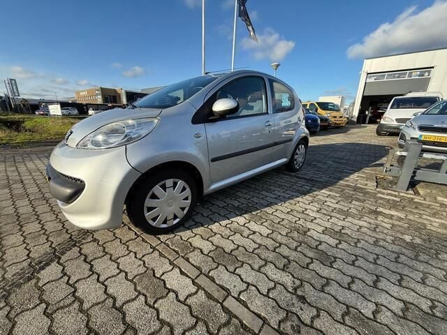 Grijs Gebruikt 2006 Peugeot 107 Hatchback | € 2.950 (Duur) - Afbeelding 1/4
