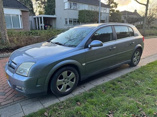 Grijs Gebruikt 2003 Opel Signum Hatchback | € 1.499 (Eerlijke prijs) - Afbeelding 1/4