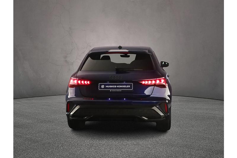 Nieuw Audi A3 Sportback e-tron S-Line 2026 Navarrablauw metallic Hatchback